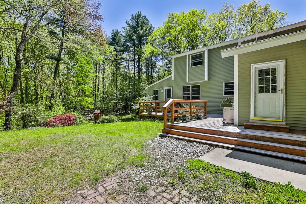 23 Beechwood Road Hudson NH 03051