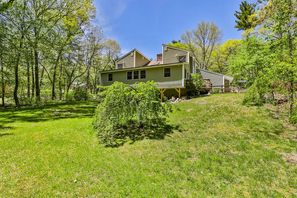 23 Beechwood Road Hudson NH 03051
