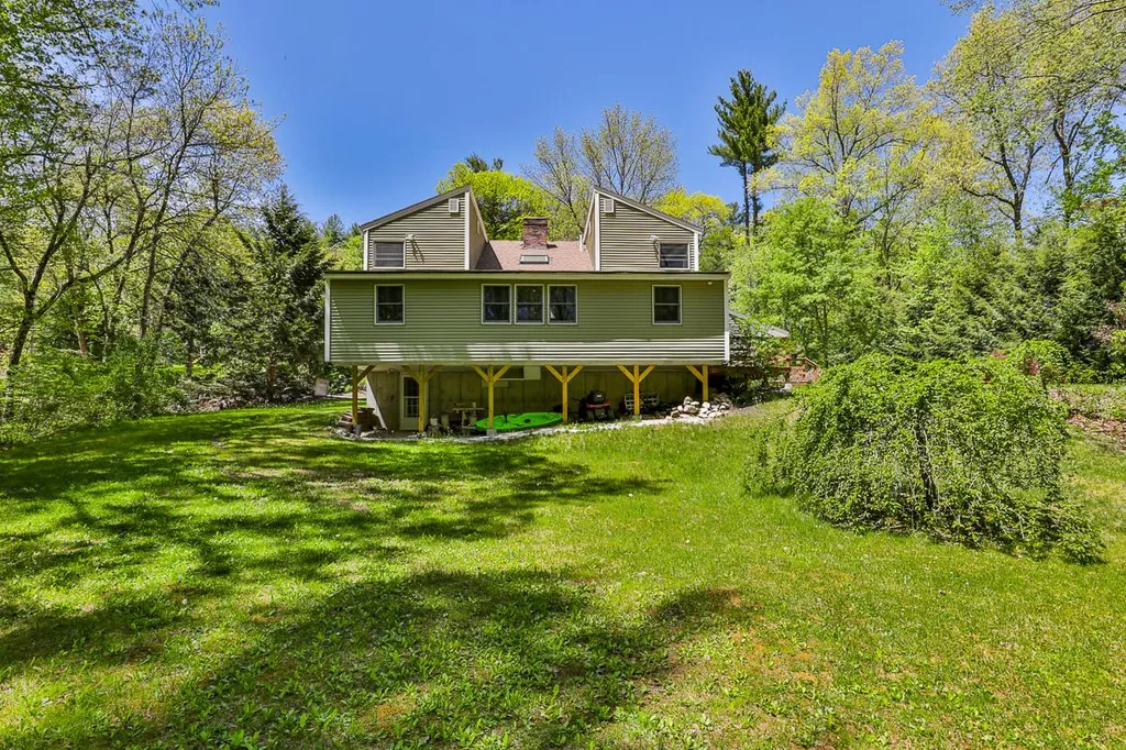 23 Beechwood Road Hudson NH 03051