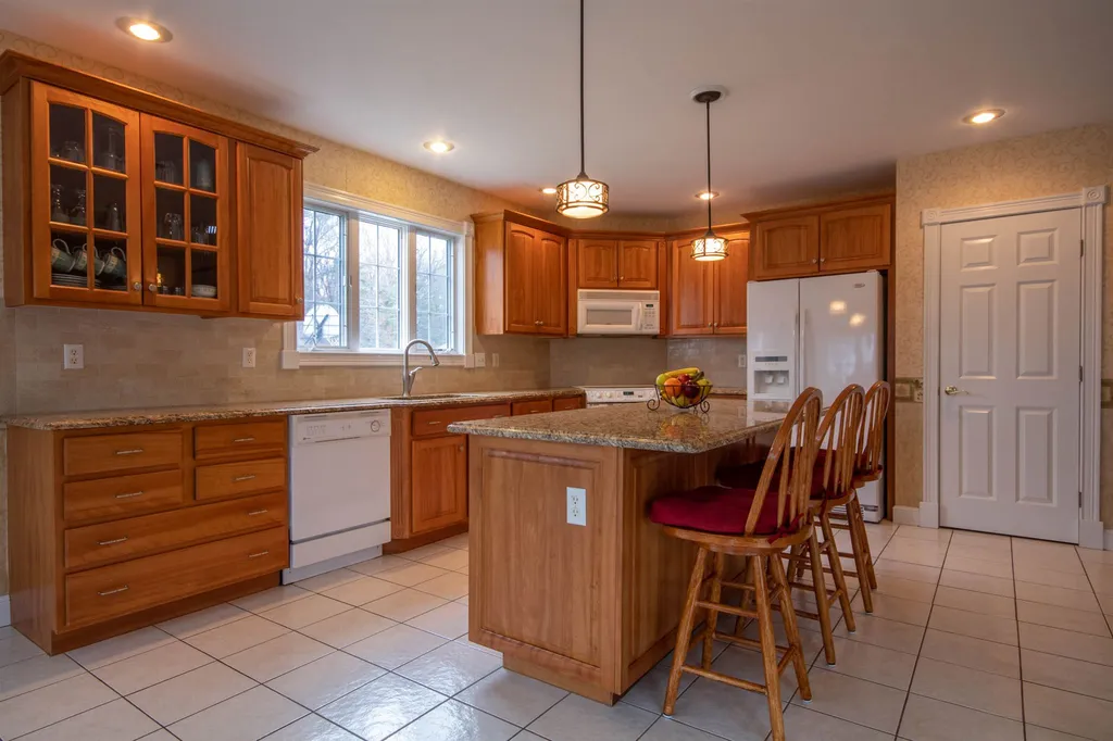 17 Premier Drive Londonderry NH 03053