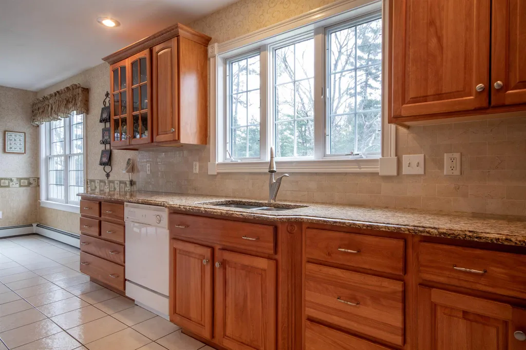 17 Premier Drive Londonderry NH 03053