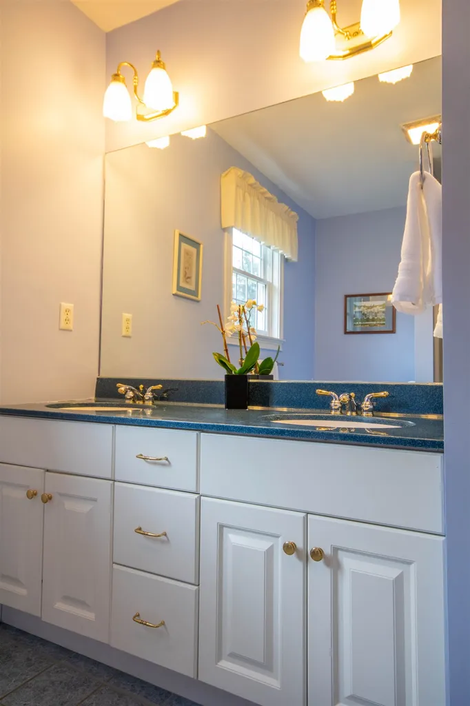 17 Premier Drive Londonderry NH 03053