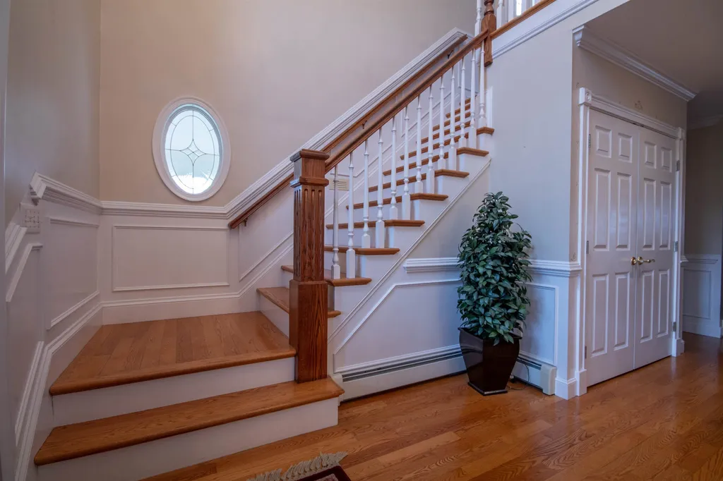 17 Premier Drive Londonderry NH 03053