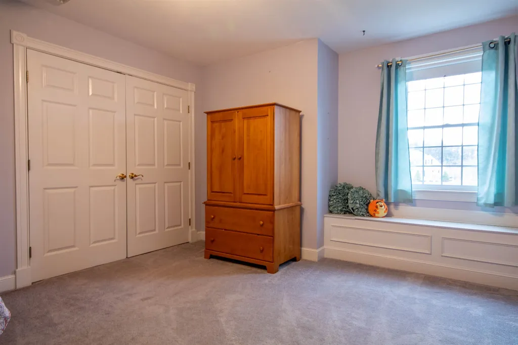 17 Premier Drive Londonderry NH 03053