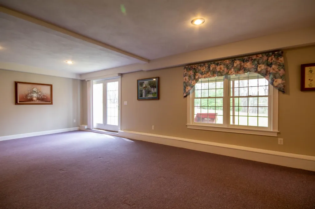 17 Premier Drive Londonderry NH 03053