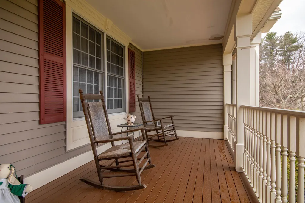 17 Premier Drive Londonderry NH 03053