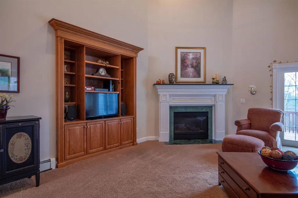 17 Premier Drive Londonderry NH 03053