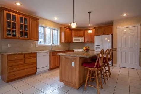 17 Premier Drive Londonderry NH 03053