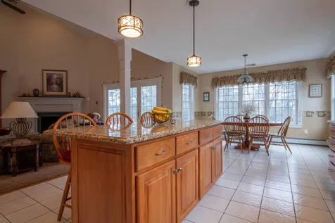 17 Premier Drive Londonderry NH 03053