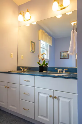 17 Premier Drive Londonderry NH 03053