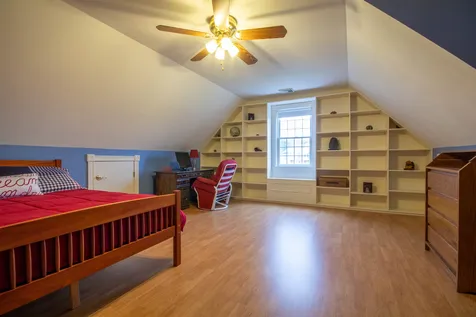 17 Premier Drive Londonderry NH 03053