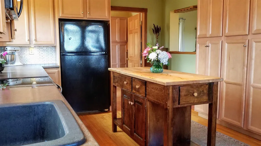 23 Woodman Lane New Hampton NH 03256