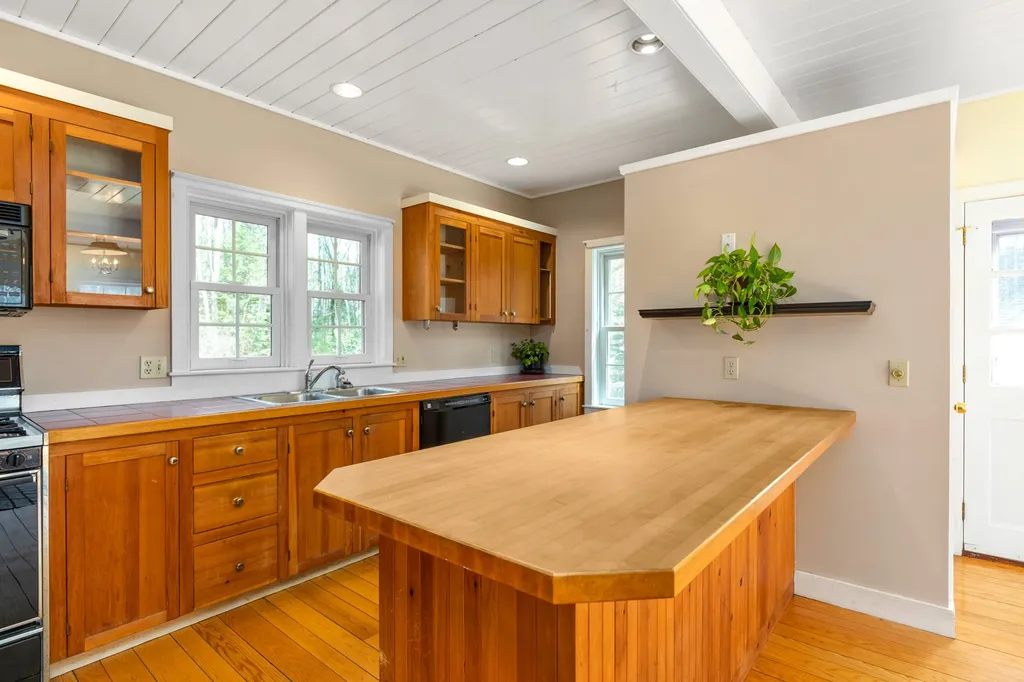 8 Earle Drive Lee NH 03861