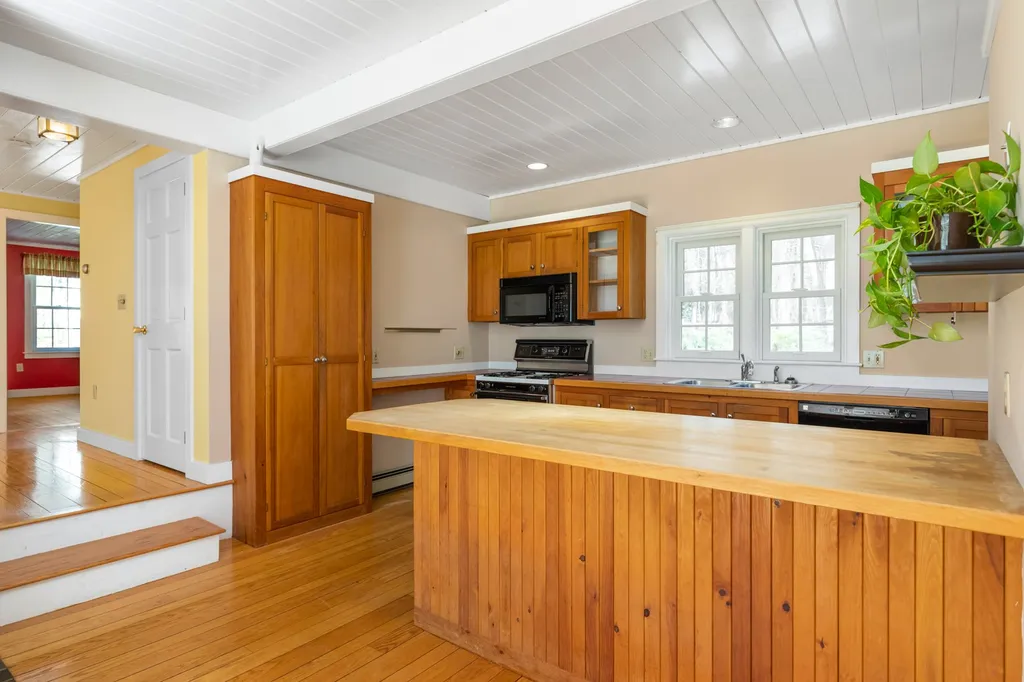 8 Earle Drive Lee NH 03861