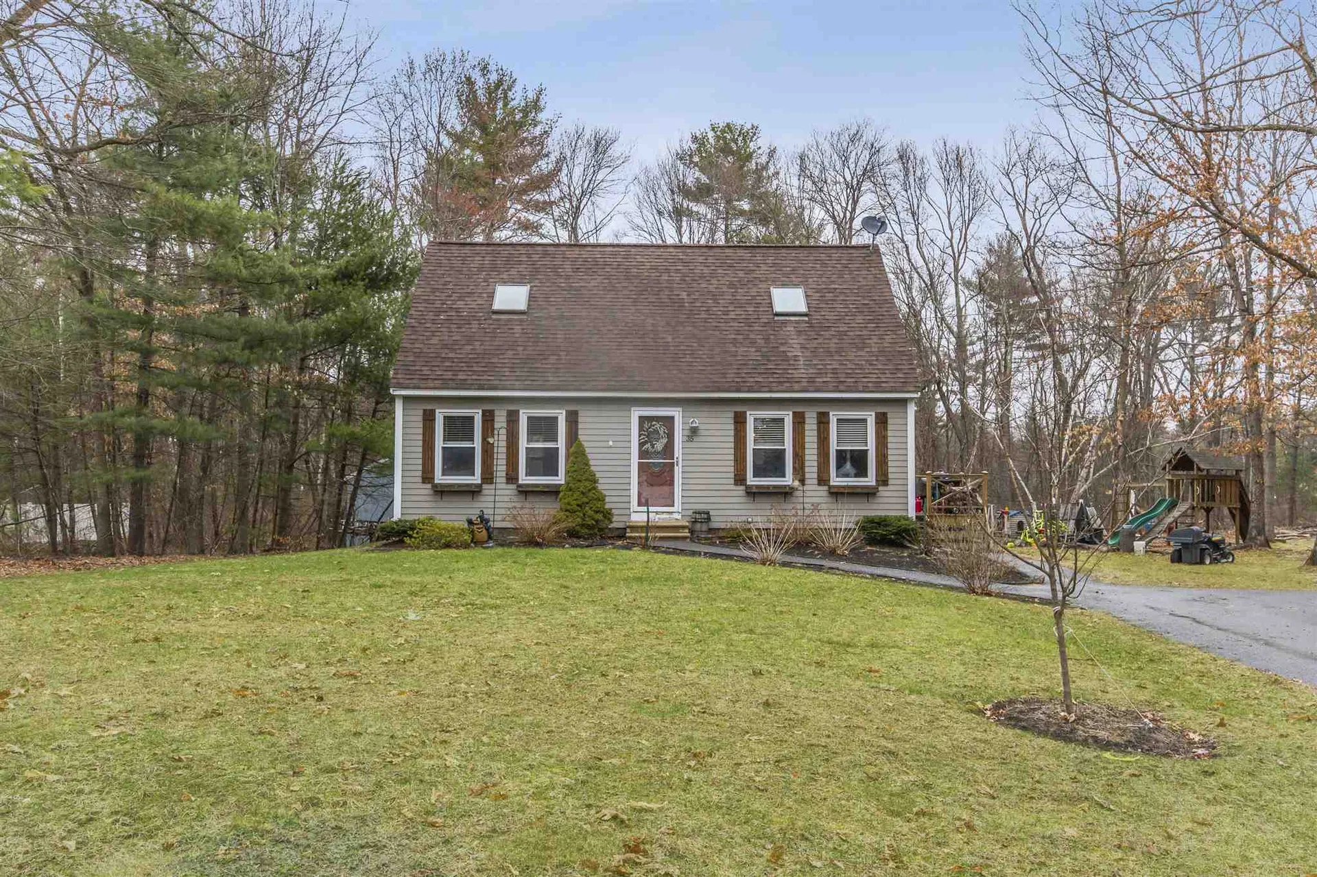 35 Chase Brook Circle Litchfield NH 03052