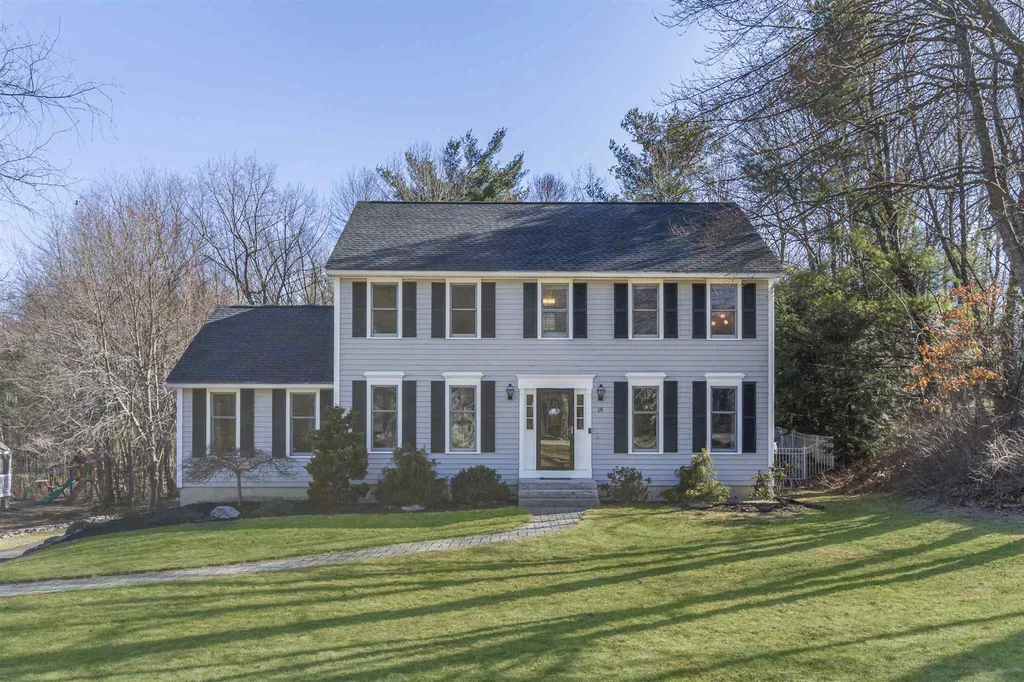 18 Springwood Drive Hooksett NH 03106