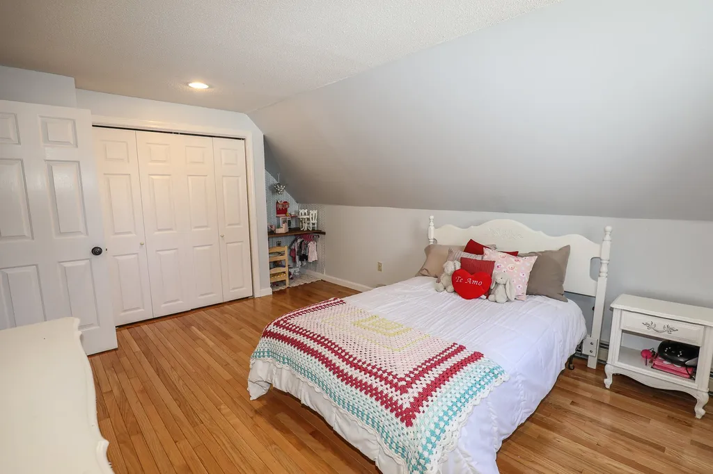 9 Poplar Circle Londonderry NH 03053