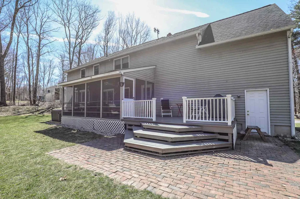 9 Poplar Circle Londonderry NH 03053