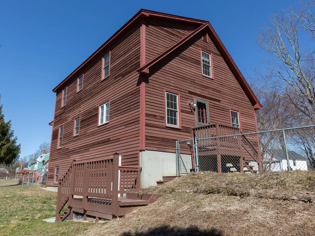 94 Elm Street Epping NH 03042