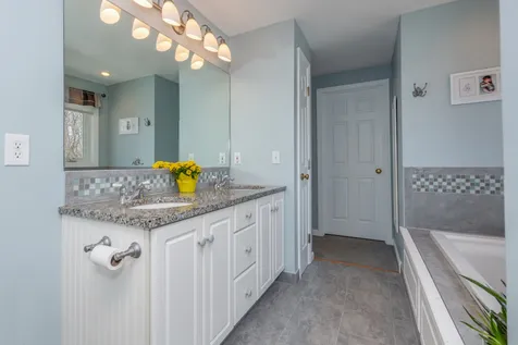 12 Mallard Lane Londonderry NH 03053