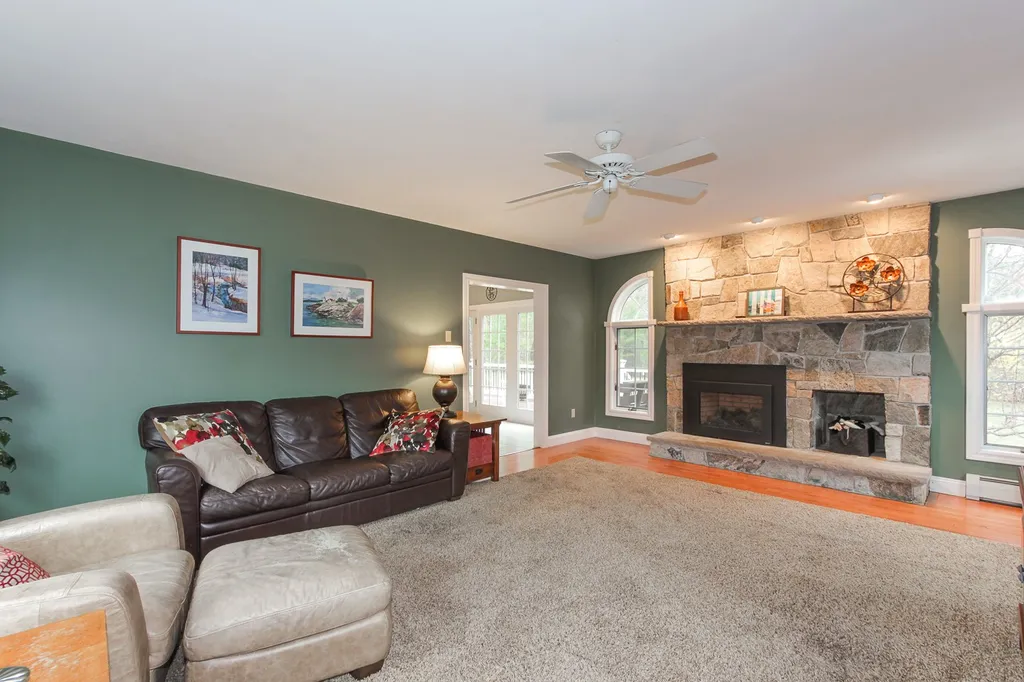9 Manasquan Circle Londonderry NH 03053