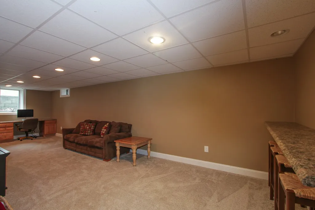 9 Manasquan Circle Londonderry NH 03053