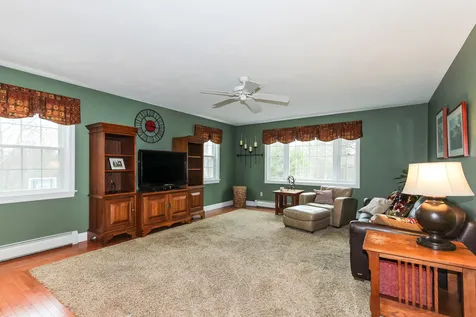 9 Manasquan Circle Londonderry NH 03053