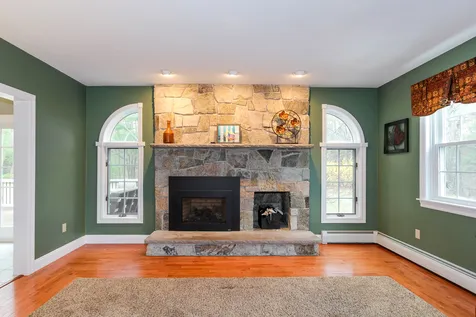 9 Manasquan Circle Londonderry NH 03053