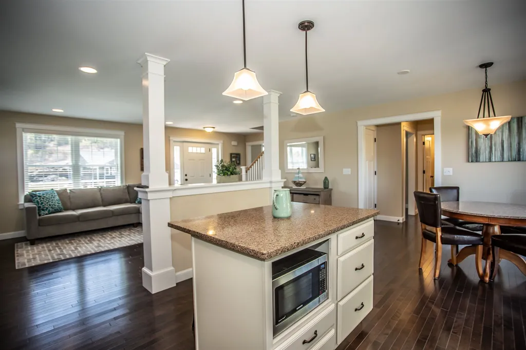 14 Calla Road Londonderry NH 03053