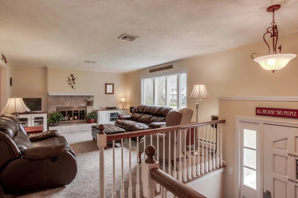10 Jay Drive Londonderry NH 03053