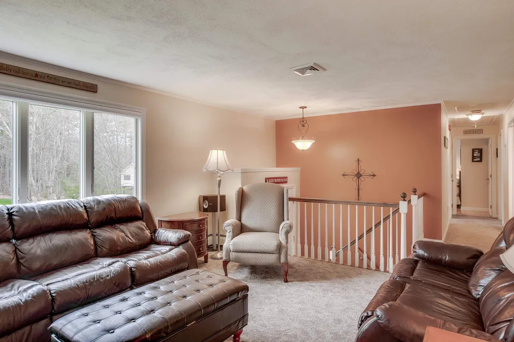 10 Jay Drive Londonderry NH 03053