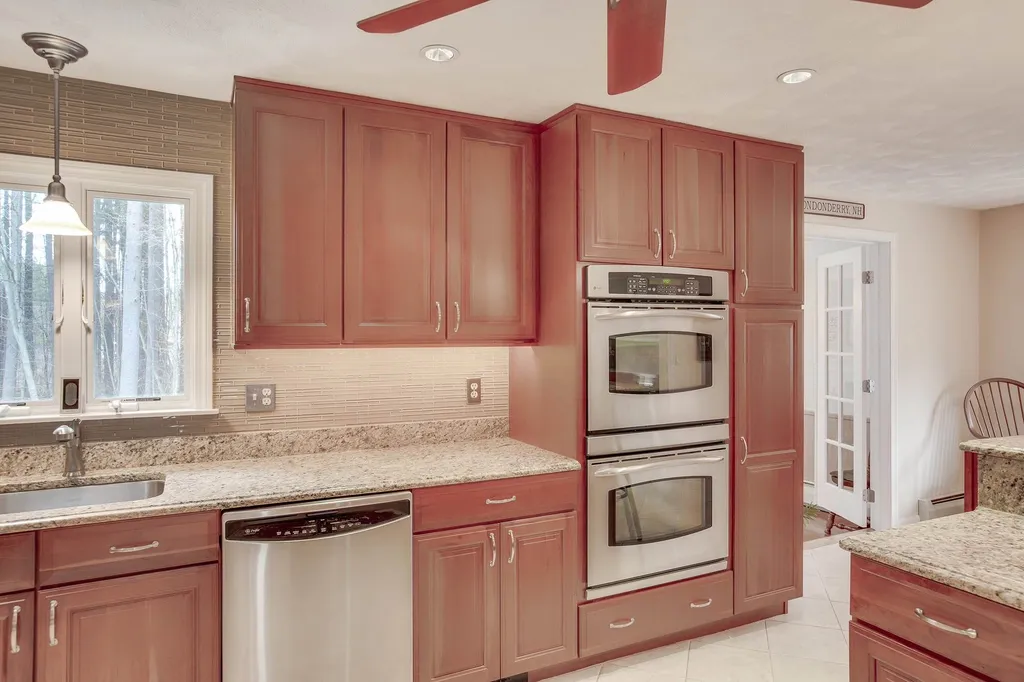 10 Jay Drive Londonderry NH 03053
