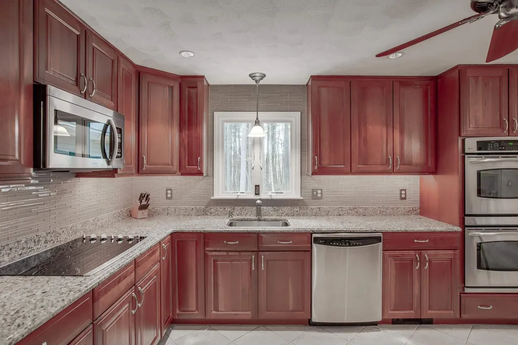 10 Jay Drive Londonderry NH 03053
