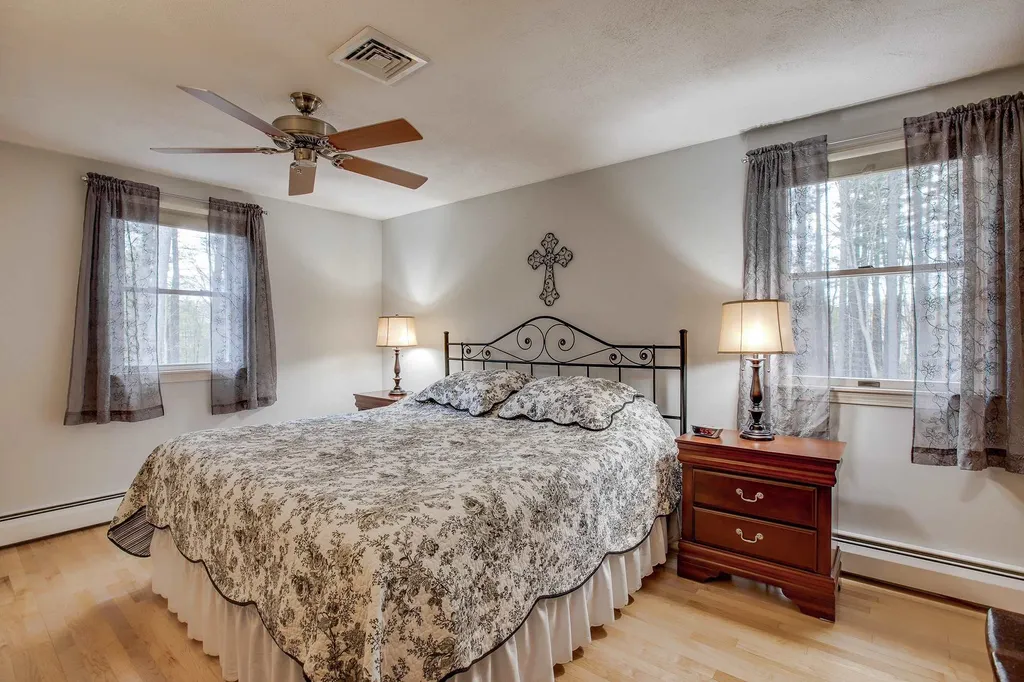 10 Jay Drive Londonderry NH 03053