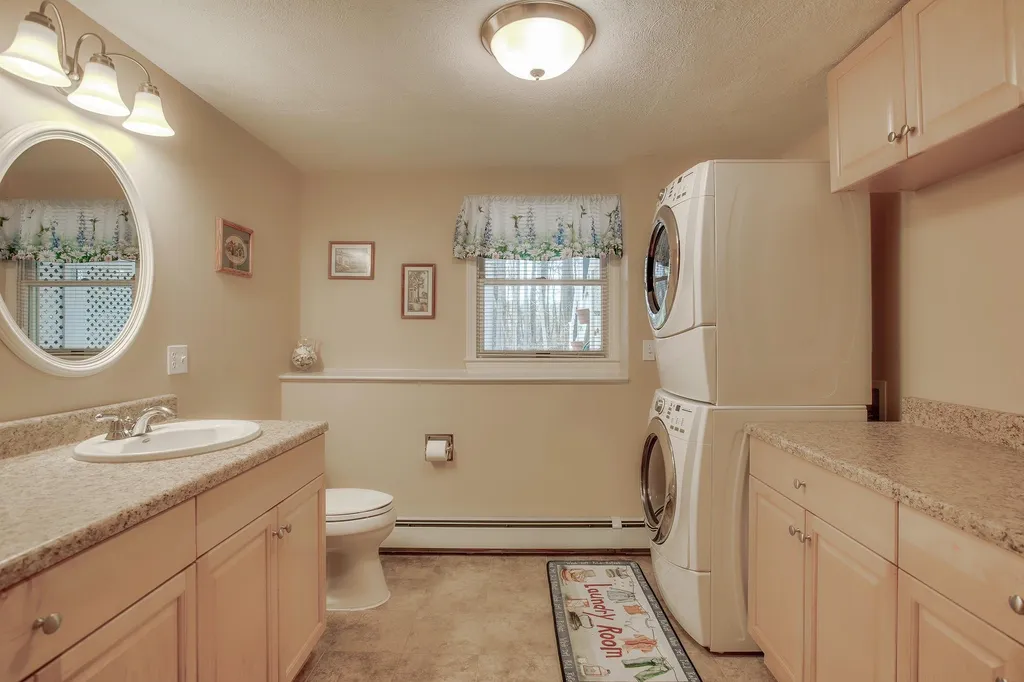 10 Jay Drive Londonderry NH 03053