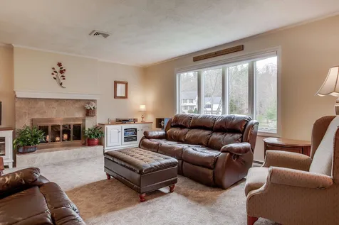 10 Jay Drive Londonderry NH 03053