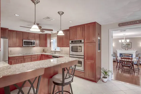 10 Jay Drive Londonderry NH 03053