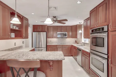 10 Jay Drive Londonderry NH 03053