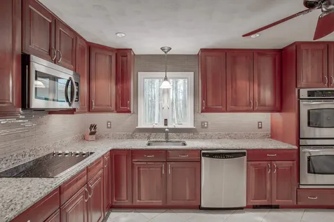 10 Jay Drive Londonderry NH 03053
