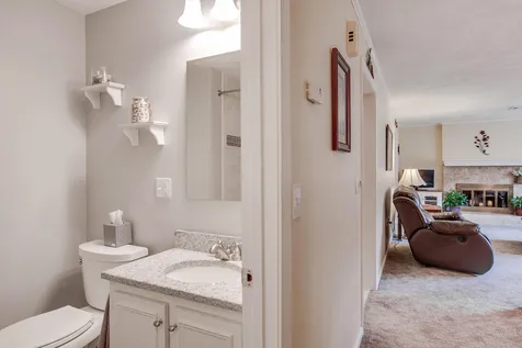10 Jay Drive Londonderry NH 03053