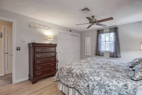 10 Jay Drive Londonderry NH 03053