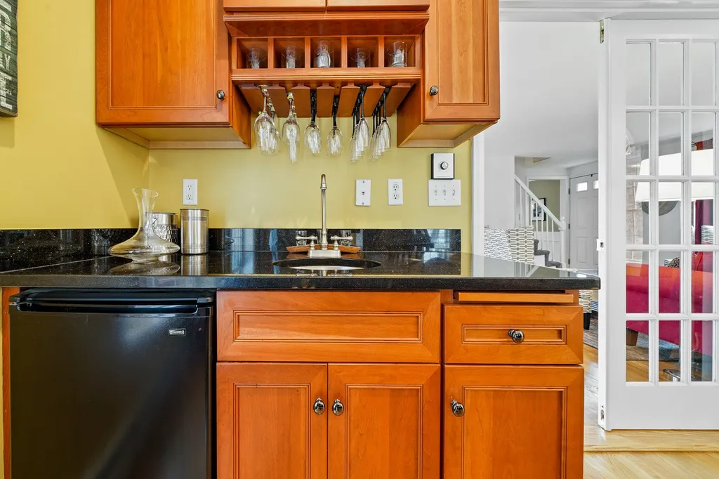 4 King John Drive Londonderry NH 03053