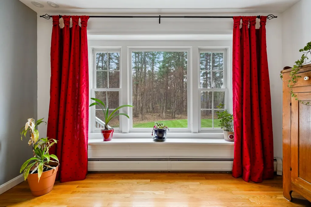 4 King John Drive Londonderry NH 03053