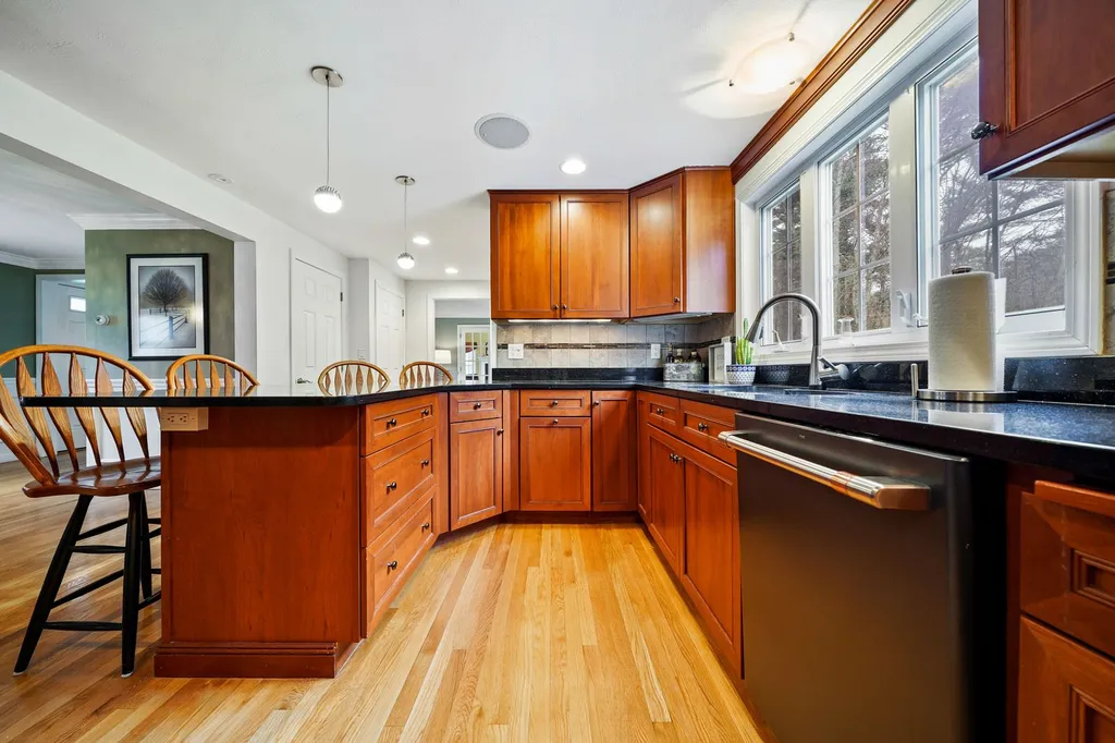 4 King John Drive Londonderry NH 03053