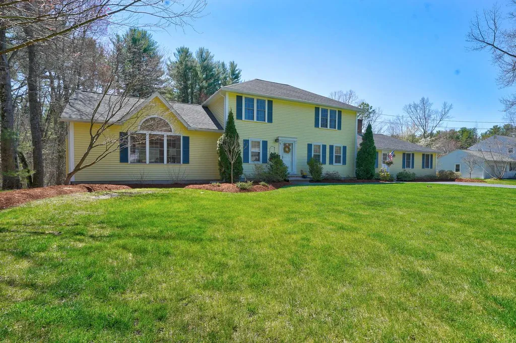 4 King John Drive Londonderry NH 03053
