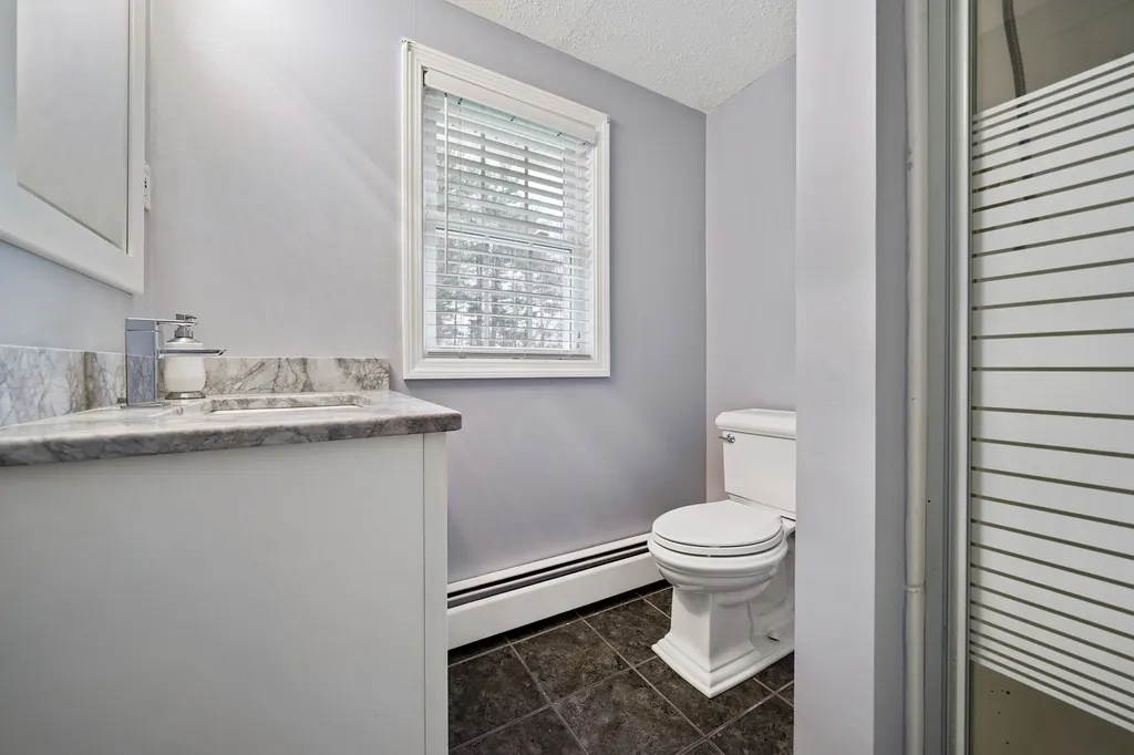4 King John Drive Londonderry NH 03053