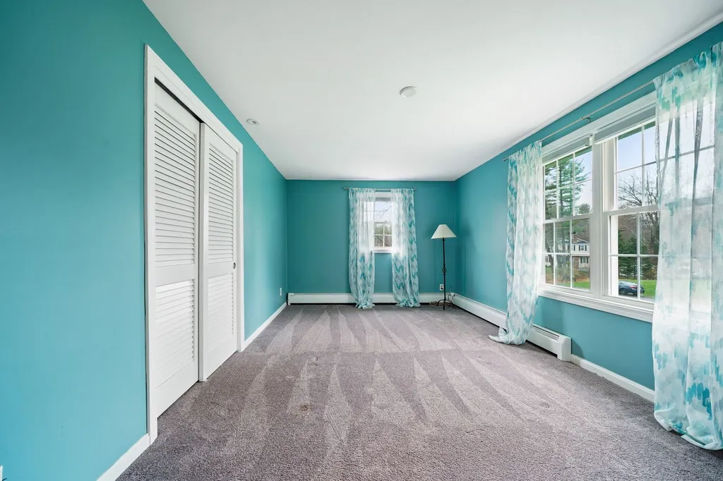 4 King John Drive Londonderry NH 03053