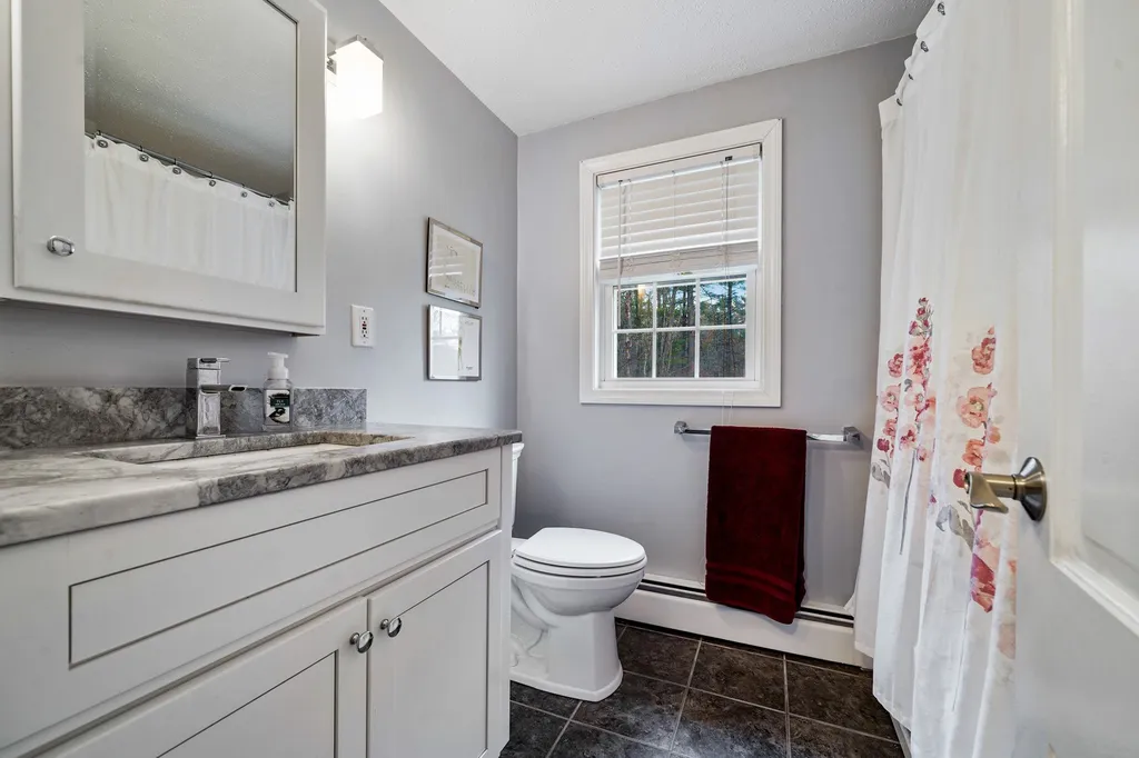 4 King John Drive Londonderry NH 03053