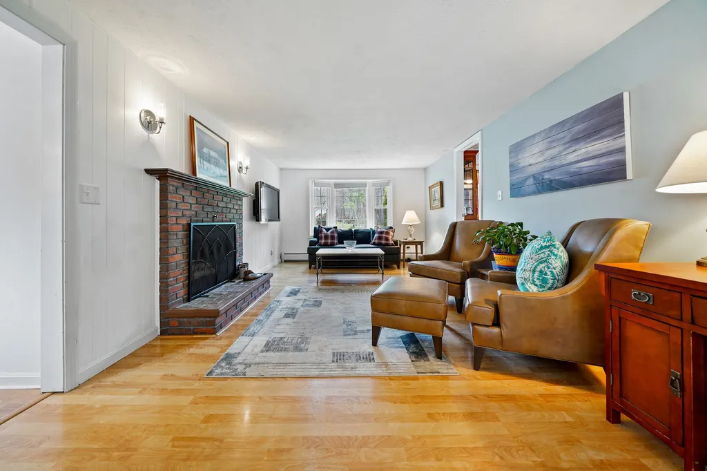 4 King John Drive Londonderry NH 03053