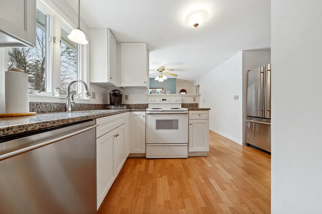 4 King John Drive Londonderry NH 03053